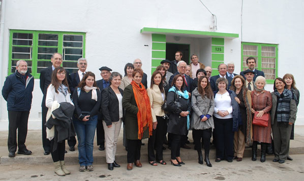 Representantes institucionales e invitados a la inauguración, frente a la sede recién inaugurada de Eusko Etxea de Viña-Valparaíso