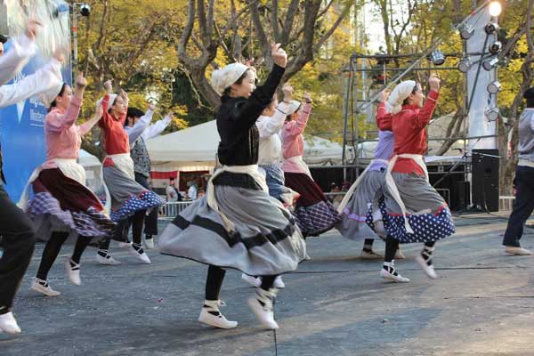 Ekin Dantzari Taldea en la IV Fiesta de Colectividades en Buenos Aires (foto F. Lioi)