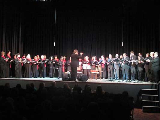 El coro Lagun Onak se presentó en el Teatro Marconi de Saladillo (foto EE)