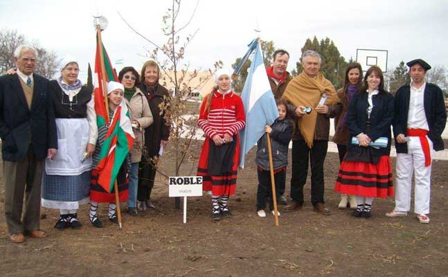 En Laprida, el Día del Inmigrante se celebró en la Plaza de las Colectividades (foto EE)