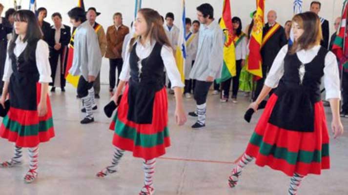 Los dantzaris de 'Etorritakoengatik' bailaron el Aurresku en honor a María Julia Ercoreca en la Fiesta del Día del Inmigrante (foto Diario Jornada)