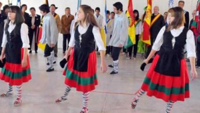 'Etorritakoengatik' Euskal Etxeko gazteek ohorezko Aurreskua dantzatu zuten Immigrante Eguneko jaian Maria Julia Ercoreca gogoan