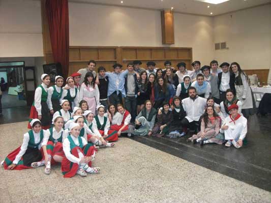 Dantzaris de la euskal etxea junto a los jóvenes del programa Hator Hona (foto EE)