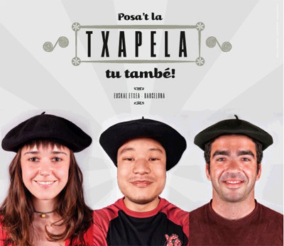 Club members pose with their txapelas for the campaign poster (photo Barcelona EE)