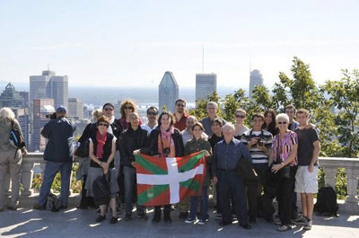 Miembros de Euskaldunak y representantes de NABO durante la excursión al Mont Royal el domingo (foto AMejias)