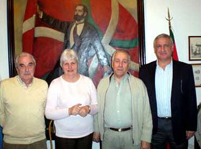 Luis Maria Barrandeguy, Nelida Apesteguia, Felipe Eiheragibel eta Enrique Otañok osatutako ordezkaritza (argazkiaEE) 