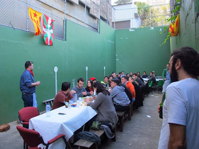 The fronton of the club had to be used as a dining room, decorated with ikurriñas and senyeras, the Catalonian flag (photo SydneyEE)