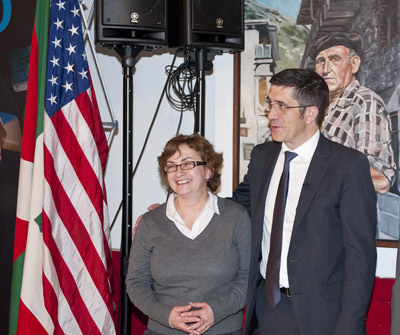 Itziar Albisu, presidenta de la Euskal Etxea de Nueva York, recibió a Patxi Lopez en el casi centenario centro vasco-americano (foto Irekia)