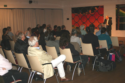 El público siguió con gran atención la charla del profesor Walther Bernecker