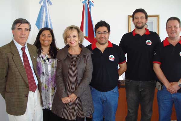 Elvira Cortajarena junto a miembros del centro vasco Gure Ametza de Río Cuarto, en la argentina provincia de Córdoba