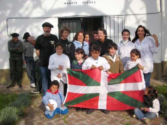 Fernando Mandagarán y Elsa Bazán junto a alumnos y docentes de la Escuela Rural nº 5 (foto EE)