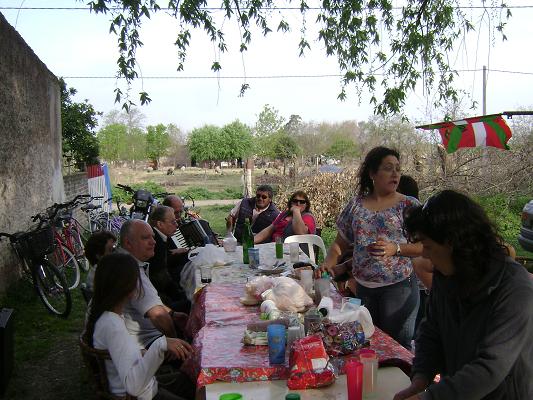 Después de la bicicleteada, los ciclistas compartieron un asado en la quinta del socio Jorge Zabaleta