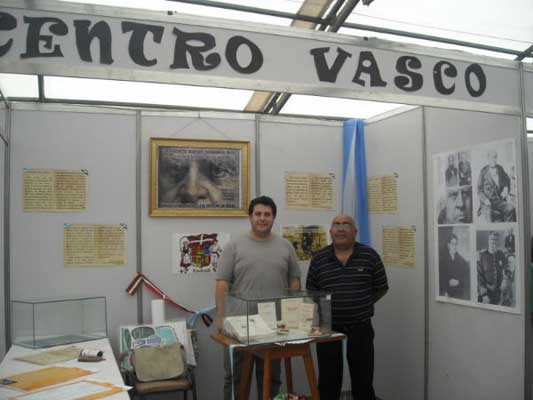 El vicepresidente del centro sanjuanino, Paulo Landa, con el bibliotecario de Biblioteca "Sarmiento Legislador", quien cooperó con el stand (foto EE)