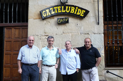 A la puerta de la sociedad, en Donostia, Javier Madariaga (Gaztelubide), Xabier Zubillaga, (Euzko Etxea de Necochea); Juan Mari Abad, anterior Tambor Mayor de Gaztelubide; y Jose Ramón Mendizabal, actual Tambor Mayor (foto Euskalkultura.com)