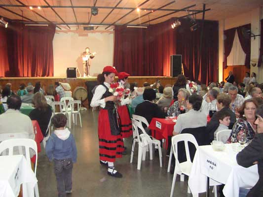 En el marco de la III Fiesta del Jamón también se celebró el Día de la Madre, obsequiándose con un clavel a cada una de las mamás presentes (fotoEE)