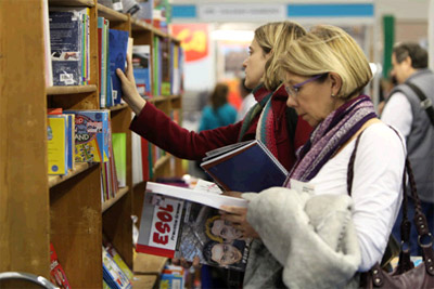 Visitantes de la feria curiosean libros en un stand en la edición del año pasado (foto TheLanguageShow)