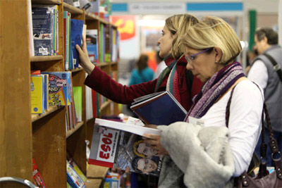 Visitors at a stand during last year's edition (photo TheLanguageShow)