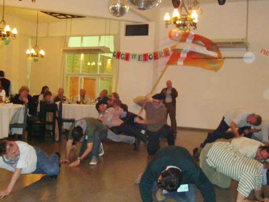 Qué mejor manera de celebrar la Fiesta de los Dantzaris que bailando; así lo hicieron los asistentes a la reunión de La Plata, tanto los jóvenes como los veteranos, como muestra la imagen