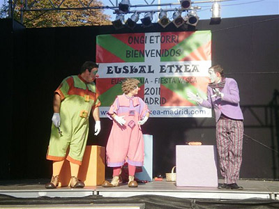 Los payasos Txirri, Mirri eta Txiribiton actuaron mezclando euskera y castellano, y 'arrasaron' en los txikis (foto MadrilEE)