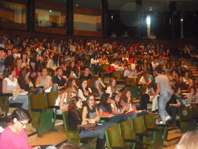 Madrilgo Universidad Complutenseko Filologia Fakultateko Paraninfoa jendez lepo Montxo Armendarizen hitzaldian, 'Obaba' filma ikusi ostean (argazkia EuskalKonplu)