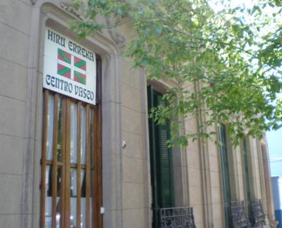 Ekimena gaur arratsaldean egingo dute irudian agertzen den Hiru Erreka Euskal Etxearen egoitzan, Sarmiento 378n (argazkia EuskalKultura.com)