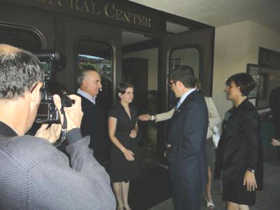 Patxi López es recibido a la entrada del 'Basque Cultural Center' de South San Francisco por la presidenta de NABO, Valerie Arrechea, durante el viaje que realizó en 2010 a la Costa Oeste de EEUU (foto EuskalKultura.com)