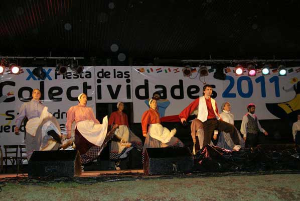 Ekin Dantzari Taldea en la XIX Fiesta de Colectividades de San Pedro (foto EE)
