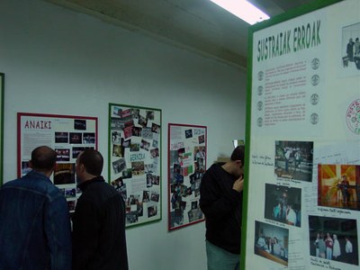 Panel y mención a la actividad de Sustraiak-Erroak, asociación ganadora del ENE Saria 2010, en una exposición de la Euskal Etxea de París (foto EuskalKultura.com)