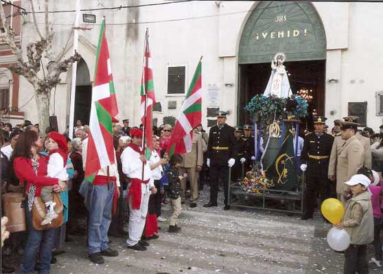 Haritz Euskal Etxeko ordezkariak herriko patroiaren omenezko jaian (argazkia EE)