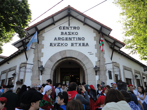 Imagen de la entrada principal de Euzko Etxea de Necochea poco antes del inicio da la kalejira popular del sábado en la 'Semana Nacional Basko Argentina 2011' (foto EuskalKultura.com)