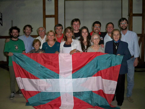 Imagen de los integrantes de la nueva Comisión Directiva del Centro Vasco 'Gure Ametza' de Río Cuarto, provincia de Córdoba, Argentina