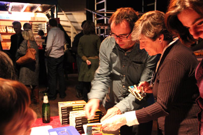 Laura Mintegi junto al editor Henrike Olasolo durante la firma de ejemplares que tuvo lugar tras la presentación de Amsterdam (foto ZirimiriPress)