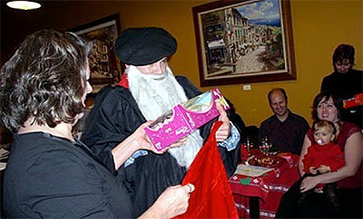 Olentzero repartiendo regalos entre los txikis de Coloradoko Euskal Etxea en la fiesta del año pasado (foto ColoradoEE)
