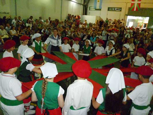 Los alumnos de Euskal Echea hicieron la Dantza de la Ikurriña (foto EuskalKultura.com)