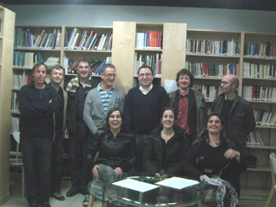 Kinku Zinkunegi (HABE) met with a large group in Paris to talk about Basque classes.  In the photo, Zinkunegi with the president and Sustraiak officers, teachers,  and Argitxu Camus Basque teacher at the Sorbonne (photo HABE)