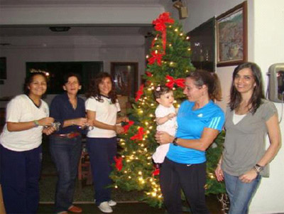 Decorando Eusko Etxea de Caracas para estas Navidades: de izquierda a derecha, Mª Alejandra Ramírez, Oyane Arregui, Mª Isabel Ramírez, Naroa Sofía Arriaga, Mª Teresa Ballatori y Adriana Lobascio (Foto PJA)