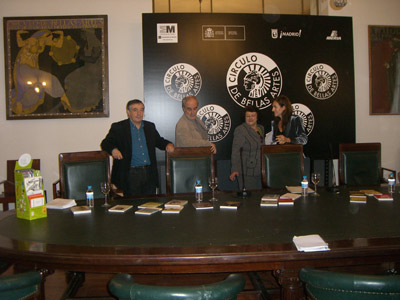 Los responsables de la Biblioteca Vasca Bilingüe durante el acto de presentación (foto Atenea)