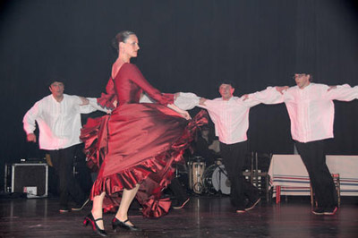 Diálogo entre estilos de baile: dantzaris vascos y bailaoras de flamenco, en el espectáculo Bodarin