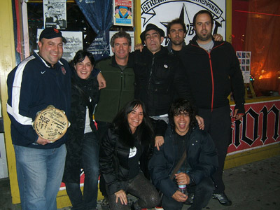 Miembros de Gose con algunos amigos de la comunidad vascs de San Francisco, en la sala SubMission (foto Gose)