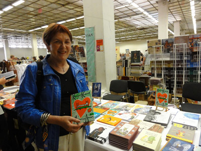 Mariasun Landa el pasado junio en la Feria Internacional del Libro de Moscú, donde presentó la edición rusa de "Krokodiloa ohe azpian" (foto MLanda)