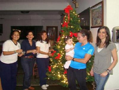 Eusko Etxea Gabonetarako atontzen, ezkerretik eskubira Mª Alejandra Ramírez, Oyane Arregui, Mª Isabel Ramírez, Naroa Sofía Arriaga, Mª Teresa Ballatori eta Adriana Lobascio (argazkia PJA)