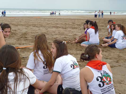 The younger set gathered on the beach on Friday afternoon to participate in Herri Kirolak (photo EuskalKultura.com)