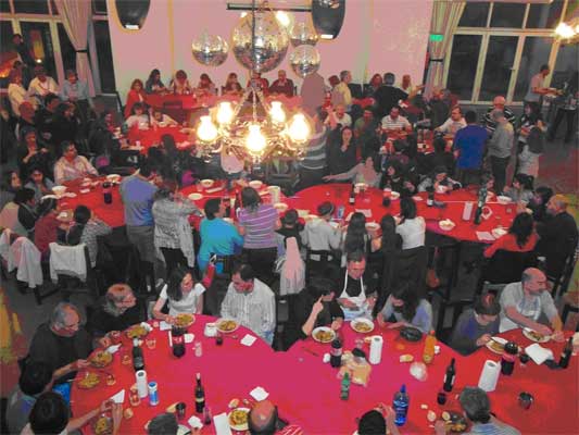 Socios y amigos del Euzko Etxea se juntaron en el Salón Toki Alai para degustar todas las paellas (fotoEE)