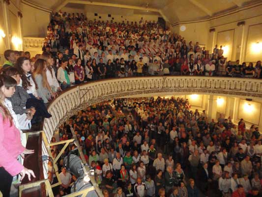 Imagen del Teatro Paris de Necochea en el momento que se entonaron los himnos nacionales (foto EuskalKultura.com)