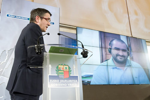 Imagen de la recepción de 2010, con el lehendakari López hablando por videoconferencia con un cooperante vasco, en representación de los miles de vascos y vascas que "desde el exterior contribuyen a la imagen y al progreso del mundo y de Euskadi".
