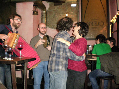 Great atmosphere at Pintxo night where attendees danced after tasting Asier Oyarzabal’s creations (photo Euskara.it)