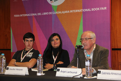 Anjel Lertxundi with two of the readers at his book presentation (photo Etxepare)