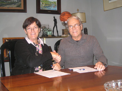 Lurdes Auzmendi, Deputy Minister of Language Polity, along with Madrid Basque Club president Julio Elejalde signing the agreement of collaboration with HABE (photo HABE)