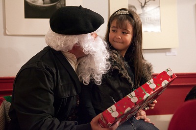 Olentzero repartió regalos y sonrisas entre los txikis de Eusko Etxea de NY (fotos Koitz)