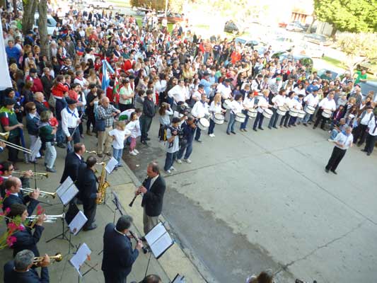 En el marco de la Semana Vasca 2011, la Tamborrada de Necochea se pudo escuchar frente a la euskal etxea y antes de emprender el camino hacia la velada (foto EuskalKultura.com) 
